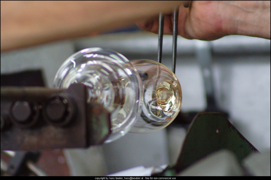 20060809_IMG_glas_25.JPG - Geschick und genaues Arbeiten ist notwendig, um den Glasstiel aus dem noch gl�hend heissen Glas ziehen zu k�nnen - Spiegelau, Bayern