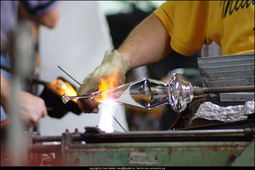20060809_IMG_glas_27.JPG - Geschick und genaues Arbeiten ist notwendig, um den Glasstiel aus dem noch gl�hend heissen Glas ziehen zu k�nnen - Spiegelau, Bayern