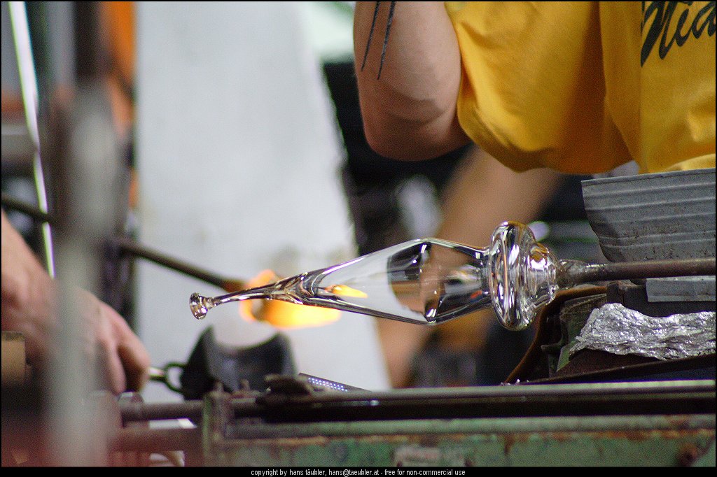 20060809_IMG_glas_28.JPG - Geschick und genaues Arbeiten ist notwendig, um den Glasstiel aus dem noch gl�hend heissen Glas ziehen zu k�nnen - Spiegelau, Bayern